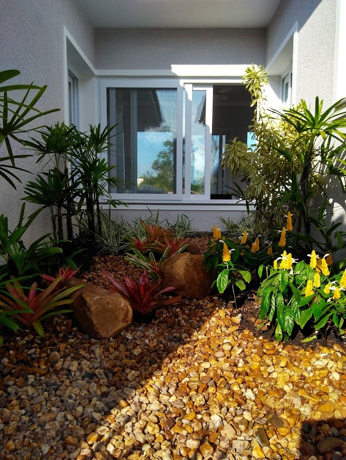 Jardim de inverno com pedras e plantas tropicais